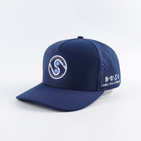 Casquettes de golf de baseball Oxford grises à 5 panneaux personnalisées avec patch de broderie et motif de points de découpe au laser Gorras perforés en gros