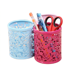 Organizador de Escritorio Redondo de Metal con Diseño de Rosas, Portalápices Rosa y Azul para Almacenamiento de Artículos de Oficina - Product Image 1