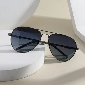 Neue schwarze Herren-Sonnenbrille mit blauem Metallrahmen Hochwertige TAC-polarisierte Gläser Benutzer definiertes Logo auf dem modischen Piloten stil - Product Image 5