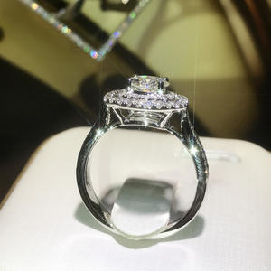 Anello da Donna F894 in Oro Bianco con Diamante Taglio Cushion, Anello di Fidanzamento con Diamante Naturale Colore D e Pietre Laterali - Product Image 6