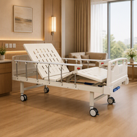 Lit d'hôpital finition crème avec barre métallique, bouton de déverrouillage rouge, roulettes à double frein pour usage en chambre de patient hospitalisé et soins infirmiers