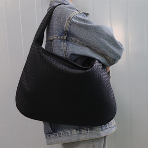Bolso de Hombro Tejido en Forma de Dumpling, Cierre de Cremallera Negro, Bolso Tote para Mujer de Uso Diario, Primavera 2024 - Product Image 1