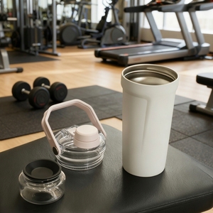 Gourde isotherme <span class=keywords><strong>en</strong></span> acier inoxydable à double paroi de 700 ml avec poignée supérieure et compartiment de rangement amovible pour le sport et la gym, avec couvercle à <span class=keywords><strong>paille</strong></span> rabattable - Product Image 4