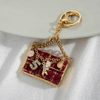 Vente en gros de mini-breloques de luxe 3D vintage de créateur en alliage de zinc pour sacs, porte-clés, rouges à lèvres, bonbons et décoration de voiture