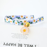 Collier pour animaux de compagnie élégant à fleurs, doux, moderne, en polyester, avec cloche, à dégagement rapide, pour petits chiens et chats, voyage et intérieur