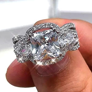 Anello da Donna F927 in Oro Bianco con Diamante Taglio Principessa, Anello di Fidanzamento con Diamante Naturale Colore D e Pietre Laterali - Product Image 4