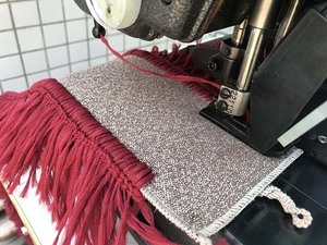 <span class=keywords><strong>Machine</strong></span> à <span class=keywords><strong>coudre</strong></span> industrielle à lit plat <span class=keywords><strong>pour</strong></span> la fabrication de sacs à motif cowl et de bordures décoratives à franges, <span class=keywords><strong>pour</strong></span> matériaux lourds, modèle RN-AK3100D - Product Image 6