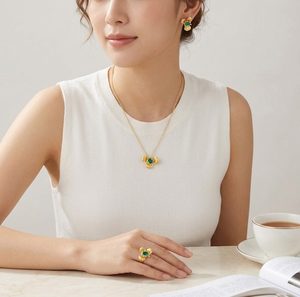 Magnifiques bijoux de cou d'inspiration botanique, élégantes chaînes de cou plaquées or avec pendentifs en forme de fleurs pour femmes, idéales pour les mariages. - Product Image 4