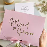 Boîte cadeau fermée en ruban satiné rose, matériaux recyclés écologiques, laminage mat, gaufrage, design de logo personnalisé pour les mariages