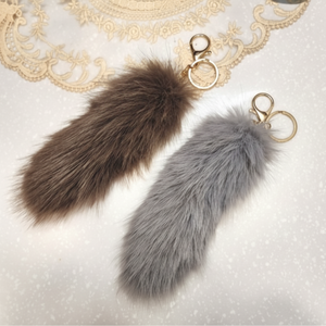 ที่แขวนกระเป๋าหางจิ้งจอกรวย2สีพวงกุญแจตุ๊กตาผ้ากำมะหยี่หรูหราสำหรับตกแต่งกระเป๋าของเล่น - Product Image 1
