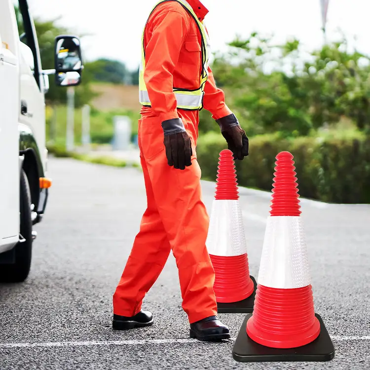 Aangepaste Veiligheidskegel Stress Wit Rood Zwart Oranje Multi Functionele Zwarte Basis Verkeerskegel