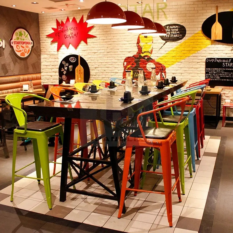 เฟอร์นิเจอร์โลหะโต๊ะร้านอาหารและเก้าอี้อุตสาหกรรม Bistro วินเทจกลางแจ้งสําหรับร้านอาหารโต๊ะรับประทานอาหารเหล็กโมเดิร์น 100 ชิ้น