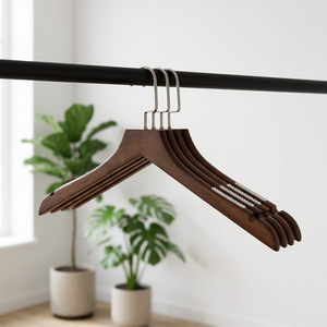 Cintre à vêtements en bois antidérapant de style rétro, logo et taille personnalisables, adapté aux crochets métalliques modernes et durables, pour armoire de boutique. - Product Image 4