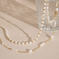 Collier délicat étanche en acier inoxydable 316L plaqué or 18 carats de haute qualité avec perle d'eau douce naturelle, fermoir à bascule géométrique et initiale bouddhiste
