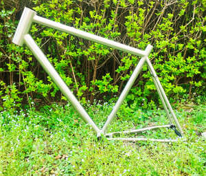 Cuadro de Bicicleta de Carretera NH T47, Completamente Interno, de Alta Calidad, Ultraligero, de Aleación de Titanio 700C, con Eje Pasante UDH - Product Image 1