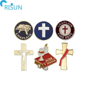 Großhandel Kaplan Emaille Pin benutzer definierte Logo Altar Feuer Abteilung Server Kaplan weiche harte Emaille Anstecknadel Jesus Kreuz Abzeichen Brosche