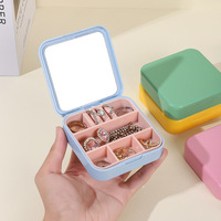 La boîte à bijoux en plastique est petite et raffinée, idéale pour transporter des miroirs, des boîtes, des bagues, des boucles d'oreilles, des colliers, du rouge à lèvres.