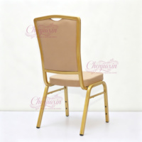 Chaise de banquet empilable en métal doré moderne et durable, avec revêtement en mélange synthétique, idéale pour hôtels, restaurants, hôpitaux et mariages.