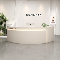 Comptoir d'accueil en forme d'arc pour studio de yoga, magasin de vêtements, salon de beauté - Design minimaliste moderne, finition cuite, matériau MDF