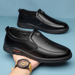 Mocasines de cuero para hombre, punta redonda negra, suela suave, zapatos informales de negocios, tacón plano, estilo británico - Product Image 3