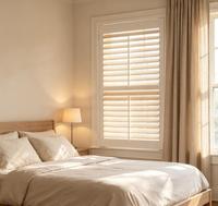 Volets de fenêtre sur mesure en bois et PVC à lamelles réglables pour hôtel