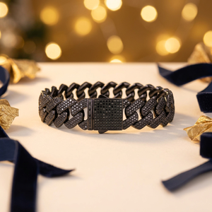 สร้อยข้อมือแบบ Cuban Link ประดับเพชรโมอิสซาไนต์ขนาด 18 มม. ทรงกลมเจียระไนแบบ Brilliant Cut สำหรับผู้ชาย สีทอง โทนสีทอง ทำจากเงินแท้ 925 ดีไซน์หรูหรา ประดับด้วยกรอบแบบ Claw Setting - Product Image 1