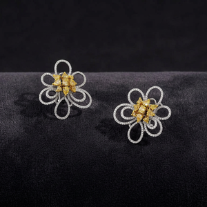 Boucles d'oreilles clous fleur en or 18 carats et diamants, luxe pour femme, à porter au quotidien - Product Image 3