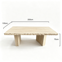 Table à manger rectangulaire en travertin beige naturel, bord brut, pour salle à manger de villa moderne.