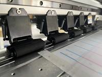 Imprimante de transfert DTF industrielle à 12 têtes avec ligne de secouage et de durcissement automatiques du poudre pour tissus en coton et polyester