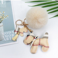 Porte-clés Ours Style Instagram Luxe en Alliage de Zinc et Cuir PU avec Pompon en Fausse Fourrure pour Sac à Main et Voiture – Style Designer
