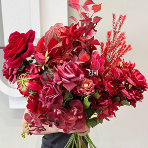 Hortensias, Lirios, Peonías, Rosas, Delphiniums y Amapolas Rojos Brillantes - Flores de Seda y Plástico Estilo Pasarela para Decoración del Hogar - Product Image 1