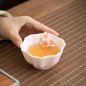 2026 New Girls Pinch Flower Petal Ceramic Tea Cup Fresh and Cute Chinese Design Pink Color Gift Box Packaging for Gift Travel - Product Image 3