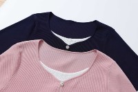 Haut en maille côtelée rose à col en V deux pièces pour femme, avec boutons décoratifs en cristal, poignets blancs, manches courtes, coupe ajustée, idéal pour l'été