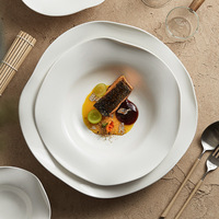Assiette élégante en porcelaine blanche massif style Japandi, vaisselle haut de gamme pour steak et pâtes, idéale pour hôtels et restaurants de luxe
