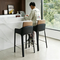 Tabouret de bar minimaliste italien avec dossier, tabouret de comptoir moderne et simple pour la maison, tabouret de bar haut en cuir de cheval