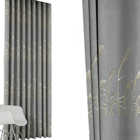 Rideaux imprimés en feuille d'argent avec des motifs de branches forestières