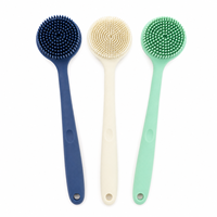 Brosse de bain en silicone de qualité alimentaire multicolore avec long manche et trou de suspension pour le nettoyage corporel sous la douche