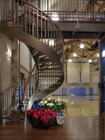 Escalier en colimaçon en fer forgé vintage à motif décoratif pour l'intérieur d'une ferme ou d'une maison de campagne
