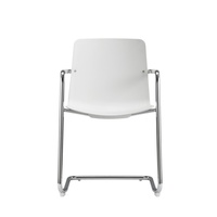 Chaise d'invité cantilever scandinave en plastique blanc avec base chromée et accoudoirs intégrés pour salle de réunion