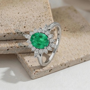 Anillo de Halo con Esmeralda en Plata de Ley, Anillo de Compromiso con Esmeralda Ovalada, Anillo de Halo con Diamantes Vintage, Regalo de Piedra de Nacimiento de Mayo para Ella - Product Image 4