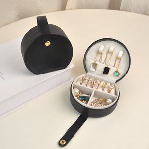 กล่องเก็บเครื่องประดับแบบพกพาหนัง PU จากโรงงานโดยตรง สำหรับผู้หญิง ใส่แหวน ลิปสติก เครื่องสำอาง กล่องเก็บของ รับทำโลโก้ - Product Image 6