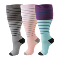 Chaussettes de compression rayées en tricot pour femmes, hauteur genou, antidérapantes, absorbant la transpiration, pour yoga, course à pied, voyage, sport, vente en gros
