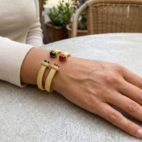 Bracelet ouvert en cuivre plaqué or avec double pierre précieuse en halo, multicolore et finition mate, idéal pour les fêtes, cadeau pour femme