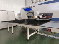 Presse à poinçonner CNC à 4 stations pour le formage et le poinçonnage de boîtes métalliques, de caissons et de étagères