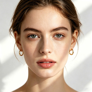 Pendientes de Aro Pequeños Dorados con Diseño Geométrico Circular, Joyería de Moda para Mujer EKA-059 - Product Image 2