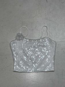 เสื้อกล้ามถักนิตติ้งน่ารัก ระบายอากาศได้ดี ประดับเลื่อมหวานๆ สำหรับผู้หญิง ชายเสื้อทรงเวฟแบบไม่สมมาตร พร้อมพู่ห้อยดอกไม้แบบถอดได้ เหมาะสำหรับงานปาร์ตี้ - Product Image 2