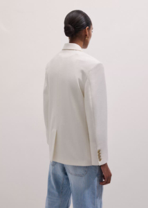 Blazer beige à simple boutonnage avec revers cranté, poches à rabat et détails de boutons contrastants, idéal pour les tenues professionnelles de bureau - Product Image 3