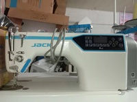 Machine à coudre industrielle d'occasion Jack A4E à point noué pour tissus de chemises et de robes, idéale pour la couture industrielle intensives.