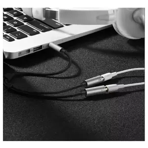 Câble séparateur audio Ugreen 3,5 mm, 2 sorties femelles, 30 cm noir avec logo métallique, pour écouteurs et casques, câble en plastique avec - Product Image 4