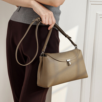 Tas Selempang Kulit Sapi Pebbled Taupe dengan Kunci Putar, Tali Konvertibel, Pouchette Minimalis untuk Wanita, Label Pribadi